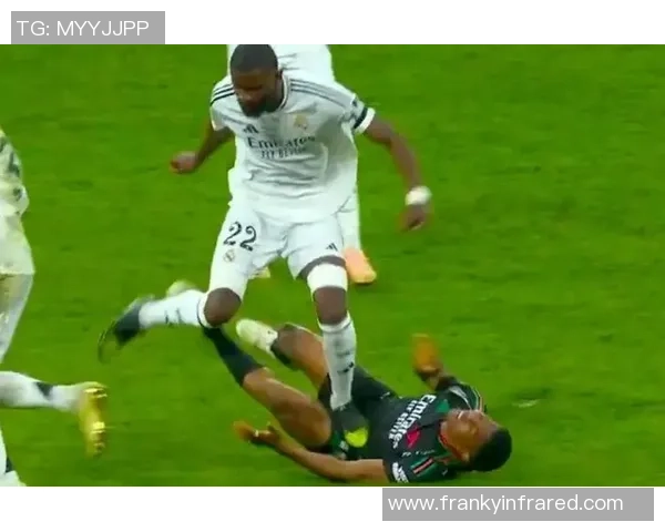 欧冠震撼战役皇马大胜曼联引发争议判罚全场沸腾