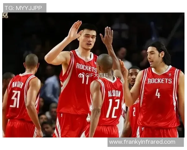 姚明与奥拉朱旺的传奇对决：两位巨星的篮球智慧与风采交融